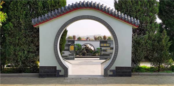 漢皇樹葬墓園在西安公墓市場中的地位如何？其墓區(qū)建設(shè)和管理有何特點(diǎn)？
