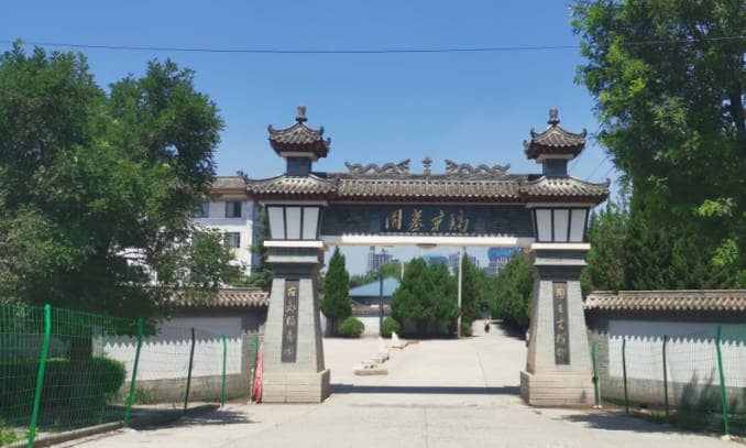 西安鎬京墓園提供了哪些種類的墓型供家屬選擇，并請(qǐng)簡(jiǎn)述這些墓型的特點(diǎn)？