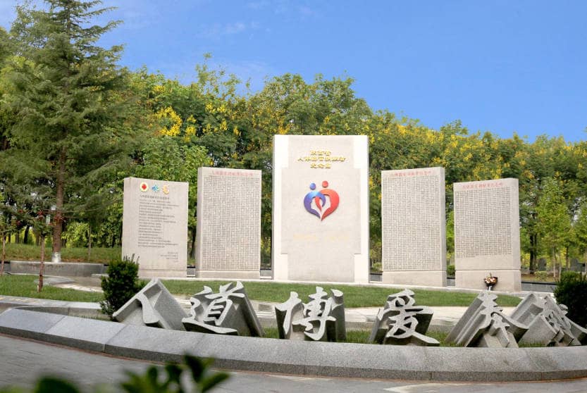 西安鳳棲山墓園的花壇葬有哪些特點？
