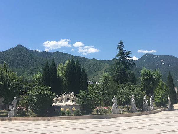 西安長(zhǎng)安慈恩園墓地是如何將傳統(tǒng)喪葬習(xí)俗與現(xiàn)代理念相結(jié)合的？
