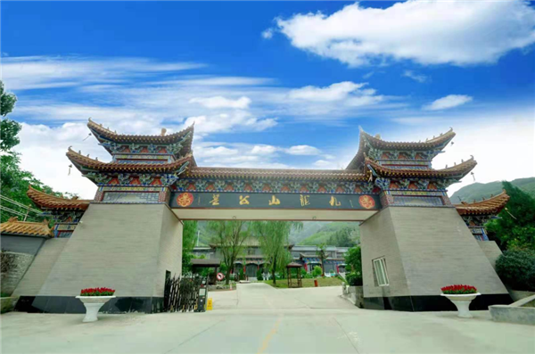 九龍山墓園作為一塊“有龍脈氣勢”的寶地，其地理位置和風(fēng)水布局有何特別之處？
