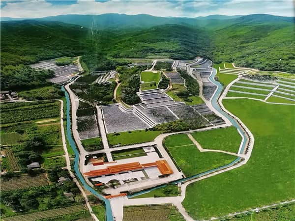 西安九龍山公墓位于哪個(gè)地理位置，有何特色？