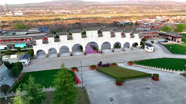 西安霸陵墓園新區(qū)分為哪些不同類型的墓區(qū)？