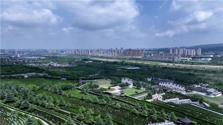 西安霸陵墓園新區(qū)有哪些主要的墓區(qū)在售，它們各自有什么特點(diǎn)？