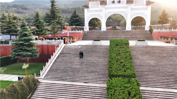 西安霸陵墓園新區(qū)和鳳棲山人文紀念園都是西安市的知名墓園，各自有著獨特的特色和優(yōu)勢