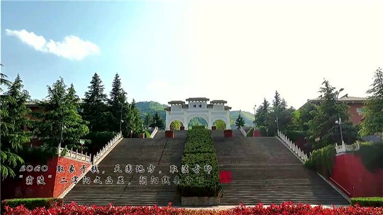 西安霸陵墓園推出的臺(tái)塬葬有何特別之處，它如何體現(xiàn)了西北地域文化和民俗特點(diǎn)？