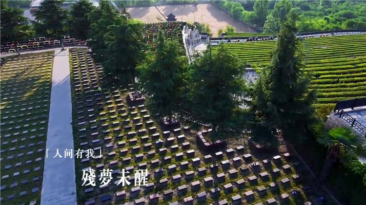 在西安霸陵墓園新區(qū)的功勛園，游客可以體驗到哪些獨特的紀念活動或儀式？