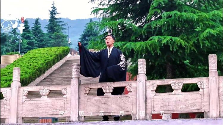 西安霸陵墓園新區(qū)有哪些人文景觀和主題園區(qū)，它們分別有什么寓意或特色？