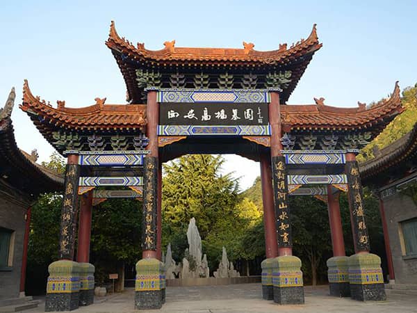 西安高橋墓園提供的免費(fèi)派車接送服務(wù)有哪些具體安排，家屬需要提前預(yù)約嗎？