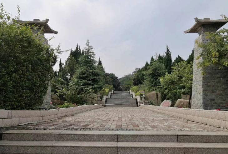 西安臥龍山福園墓園的價格是否會隨時間波動？