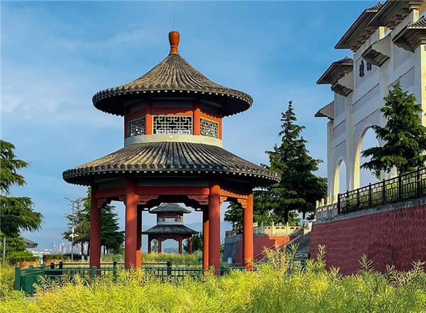 在西安公墓選擇墓碑時(shí)，如何根據(jù)逝者喜好和家屬預(yù)算平衡傳統(tǒng)墓碑與藝術(shù)墓碑的選擇？