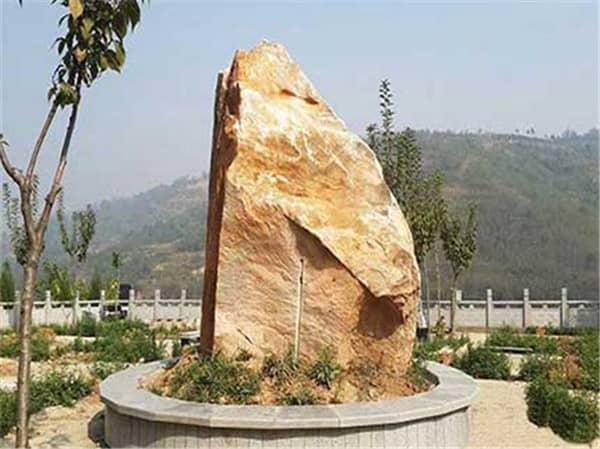 在西安公墓中，傳統(tǒng)墓碑和藝術(shù)墓碑的主要區(qū)別是什么？